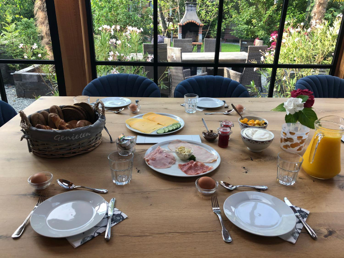 Food & Drinks, Flora’s B&B, Landsmeer