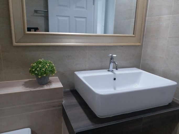 Bathroom 12