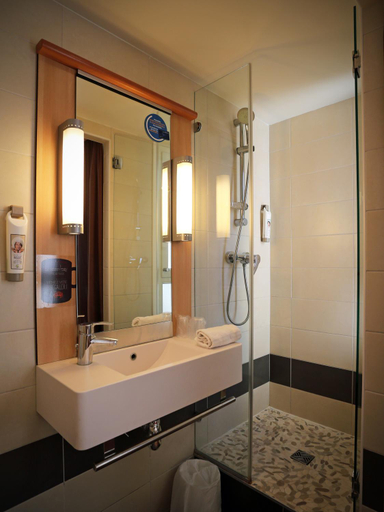 Bathroom 4, ibis Montpellier Centre, Hérault