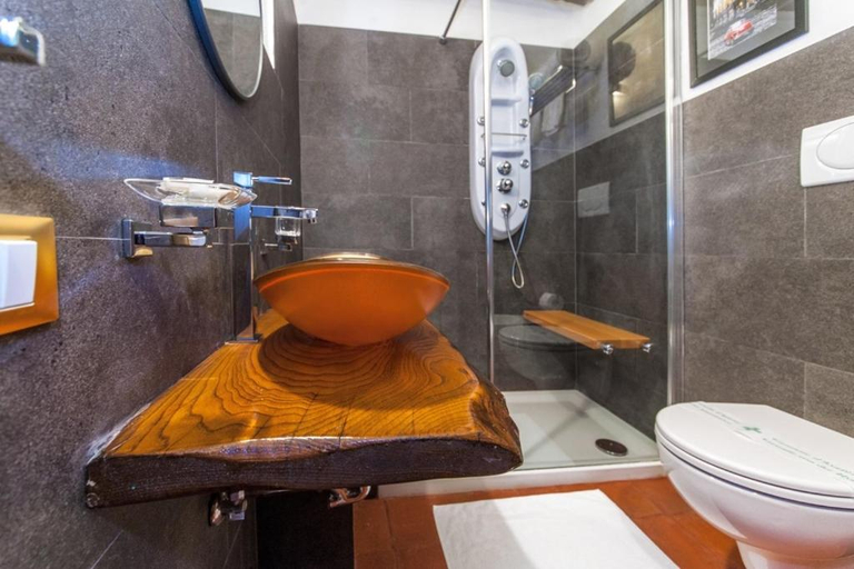 Bathroom 4, Rifugio degli Artisti, Roma