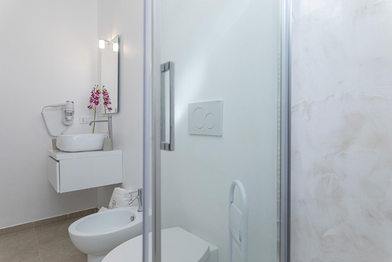 Bathroom 2, Petra Bianca, Lecce