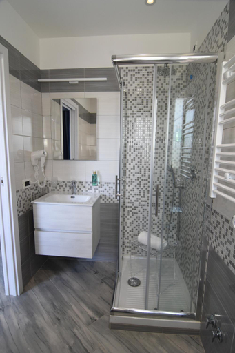 Bathroom 4, Hotel Calypso, Salerno