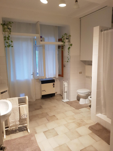 Bathroom 3, B&B Family Home, Cremona