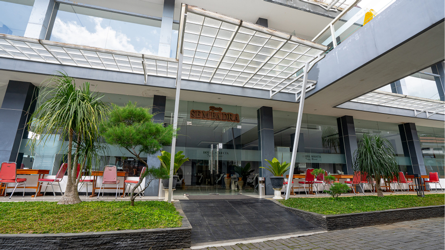 Exterior & Views 11