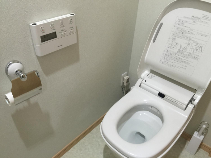 Bathroom 2, HALEILIO, Itō