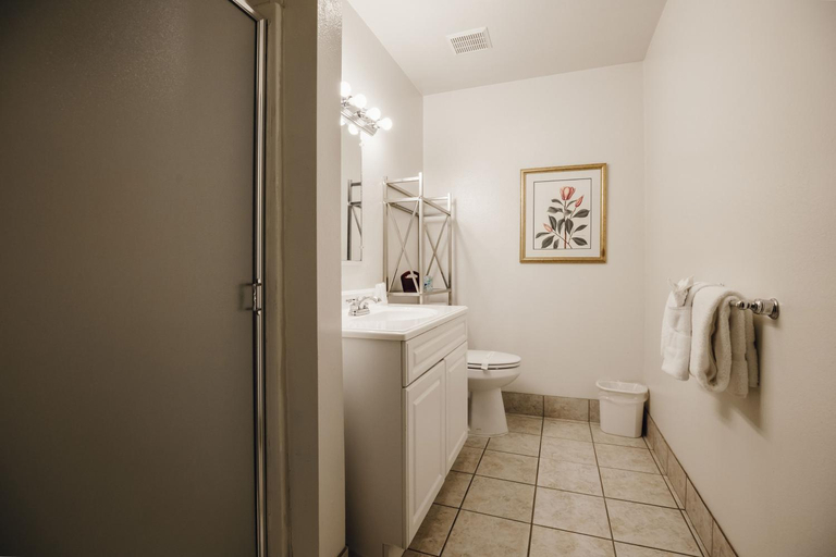 Bathroom 3, Vintage Lakeside Inn, San Bernardino