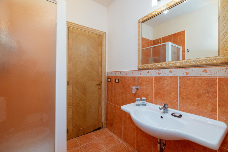 Bathroom 5, Club Esse Palmasera, Nuoro