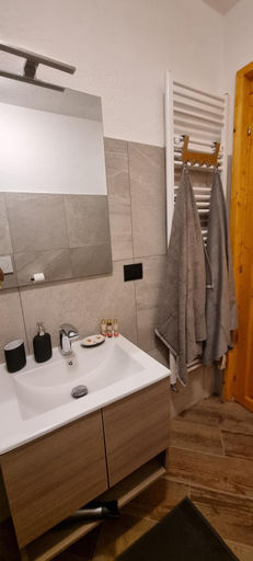 Bathroom 2, Lo Noyer Et Les Roses, Aosta