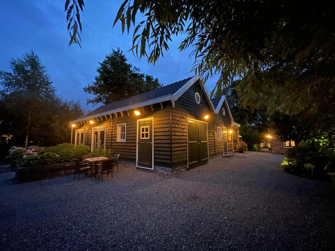 Others 3, Flora’s B&B, Landsmeer
