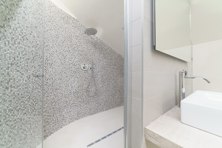 Bathroom 2, Caffetteria Luca Suite & Rooms, Catania