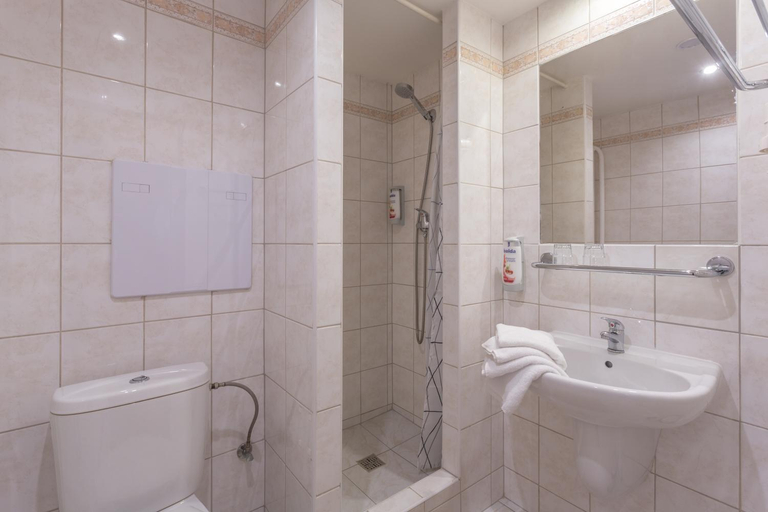 Bathroom 5, Globus, Praha 4