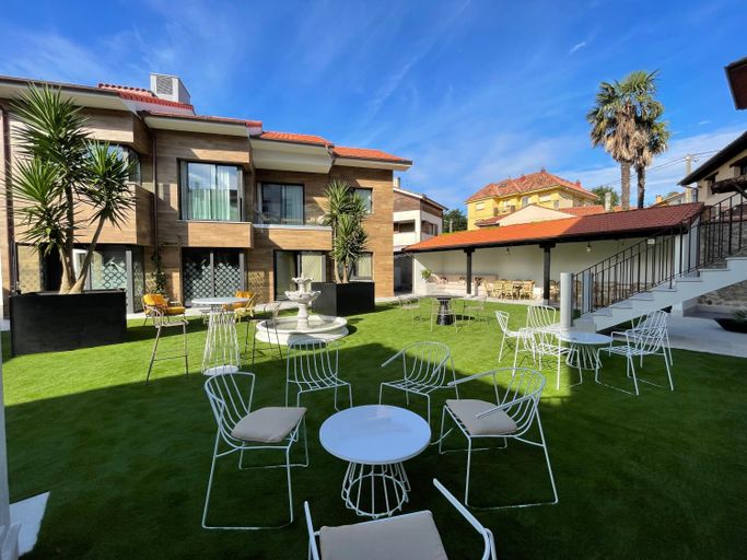 Exterior & Views
