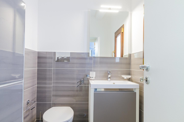 Bathroom 5, Suite Bordonaro Apartments, Palermo