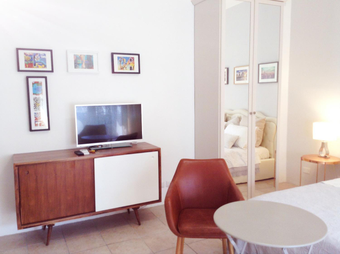 Others 5, Angela's Apartment, Milano