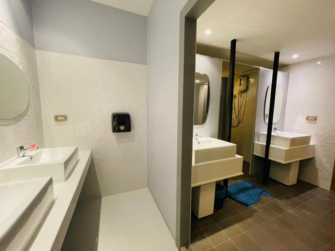 Bathroom 18