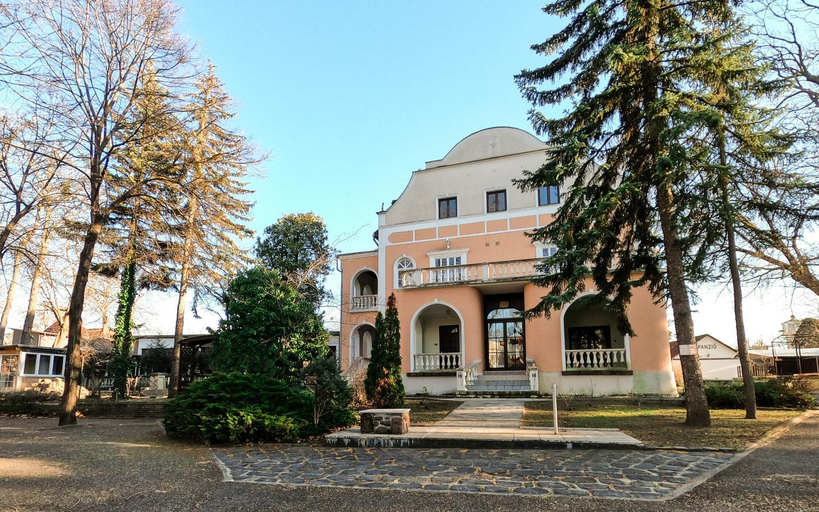 Exterior & Views
