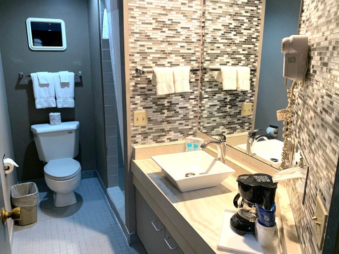 Bathroom 3, Don Q Inn, Iowa