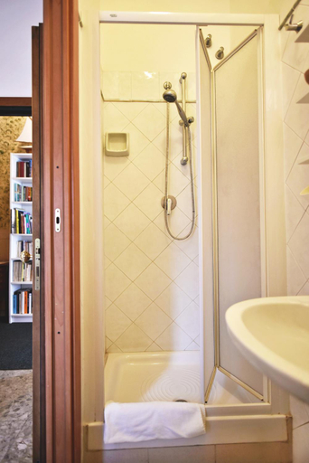 Bathroom 4, Hotel Carmel, Roma