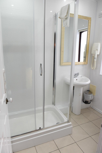 Bathroom 4, Castlecary Hotel, Falkirk