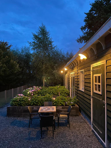 Others 5, Flora’s B&B, Landsmeer