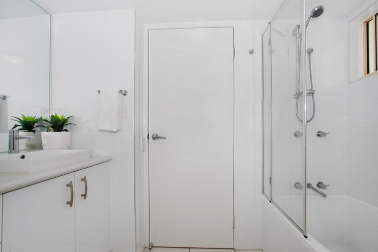 Bathroom 5, Kings Way Apartments, Caloundra - Caloundra S.
