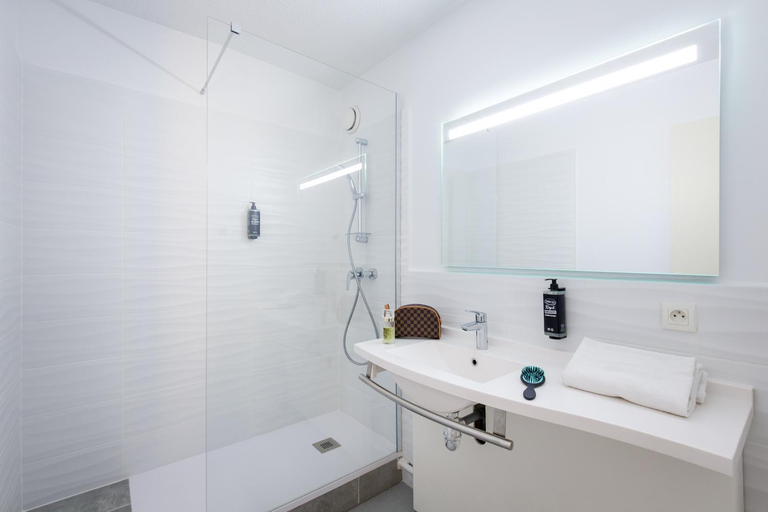 Bathroom 3, Ibis Budget Frejus St Raphael Centre et Plage, Var