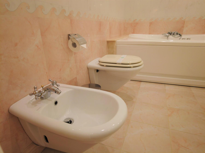 Bathroom 2, Gardoce's Guest House, Rome