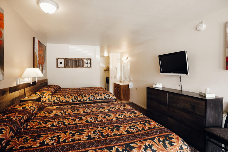 Bedroom 2, Vintage Lakeside Inn, San Bernardino