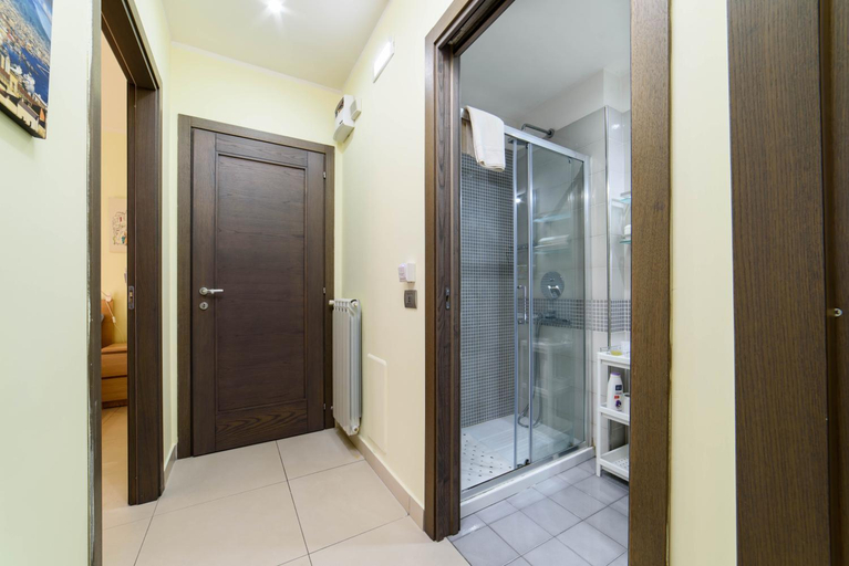 Bathroom 2, Casa Gifuni, Napoli