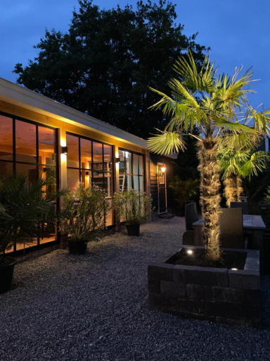 Others 4, Flora’s B&B, Landsmeer