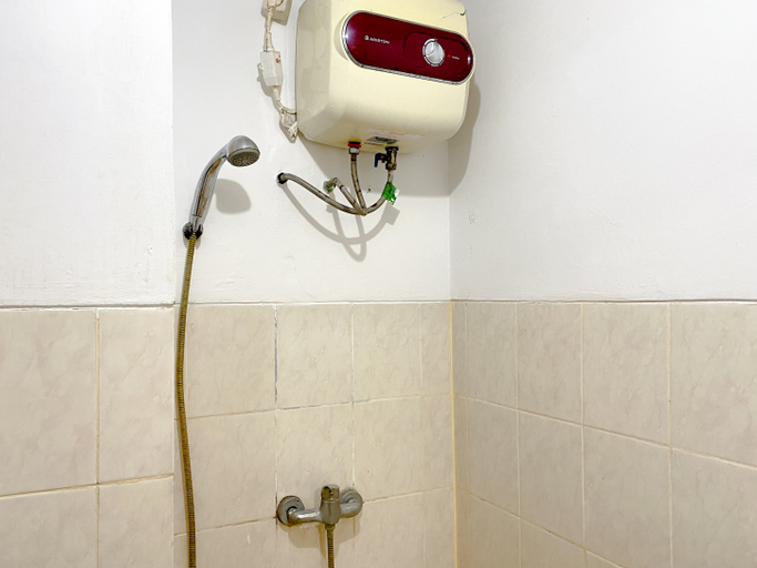 Bathroom 5, Best Deal and Comfortable Studio Park View Condominium Apartment By Travelio, Depok