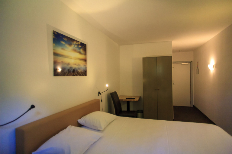 Bedroom 2, Hotel St-Janshof, West-Vlaanderen