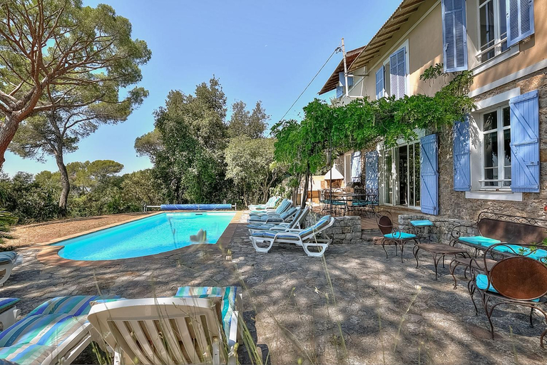 Others 3, Villa Provencale avec 2 maisons d'amis ,piscine ,Jacuzzi ,vue mer, Alpes-Maritimes