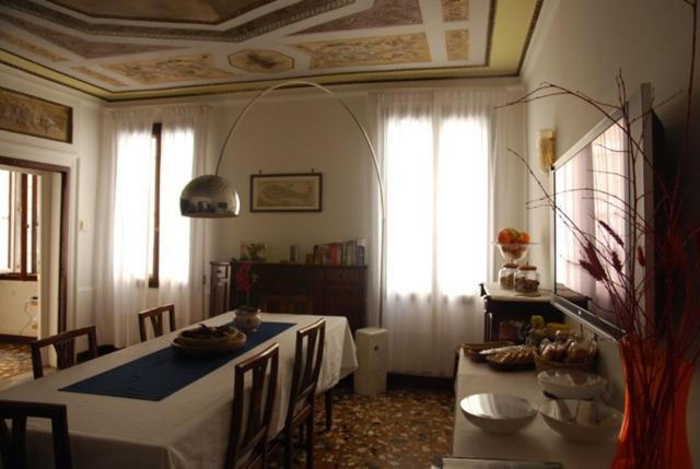 Others 3, B&B Al Teatro with canal view, Venezia