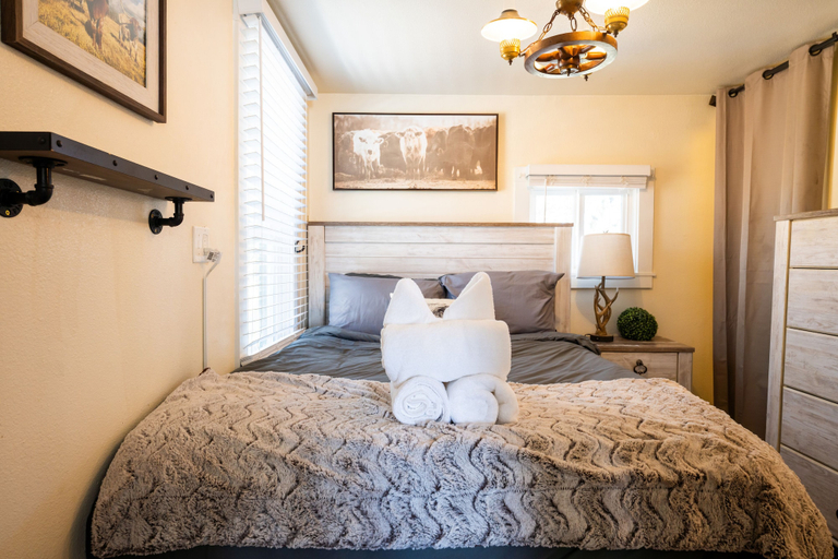 Bedroom 3, The Hideout, Teller