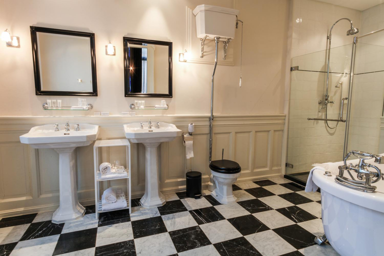 Bathroom 4, Post-Plaza Hotel & Grand Cafe, Leeuwarden