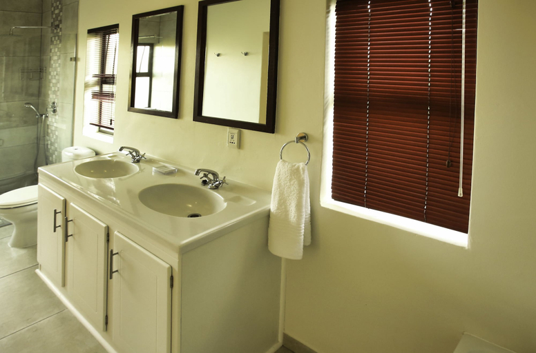 Bathroom 4, Bailee's Place Langebaan 6-sleeper, West Coast