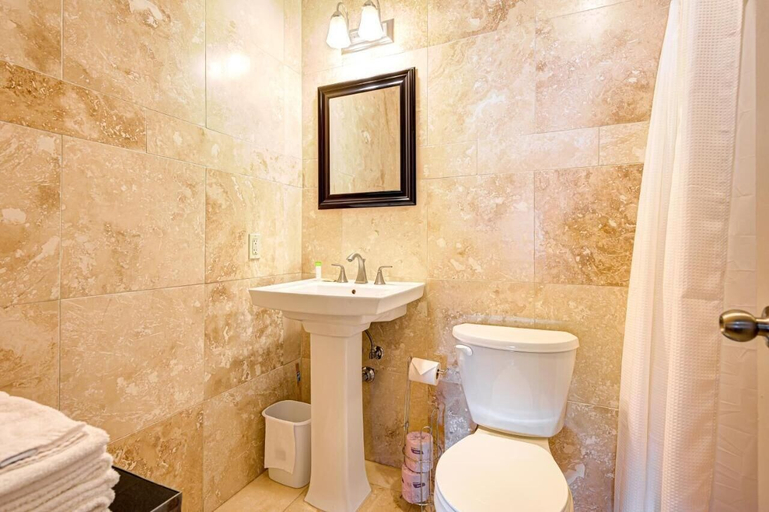 Bathroom 3, The Avonlea Inn, Perth