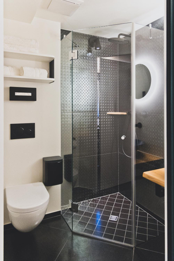 Bathroom 4, HOTEL BLAUE ROSE -digital check in-, Feldkirch