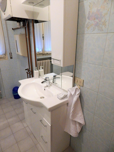 Bathroom 3, La casa sui colli bolognesi, Bologna