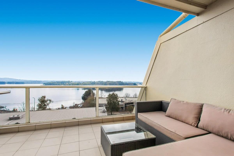 Exterior & Views 5, 2-Bed Unit with Balcony BBQ & Stunning Lake Views, Canberra