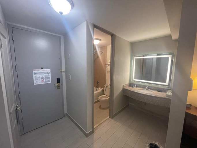 Bathroom 5, Ramada by Wyndham Cleveland Independence, Cuyahoga