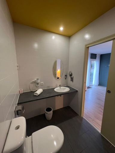 Bathroom 3, Hôtel Les Voisins Beaucemaine, Côtes-d'Armor