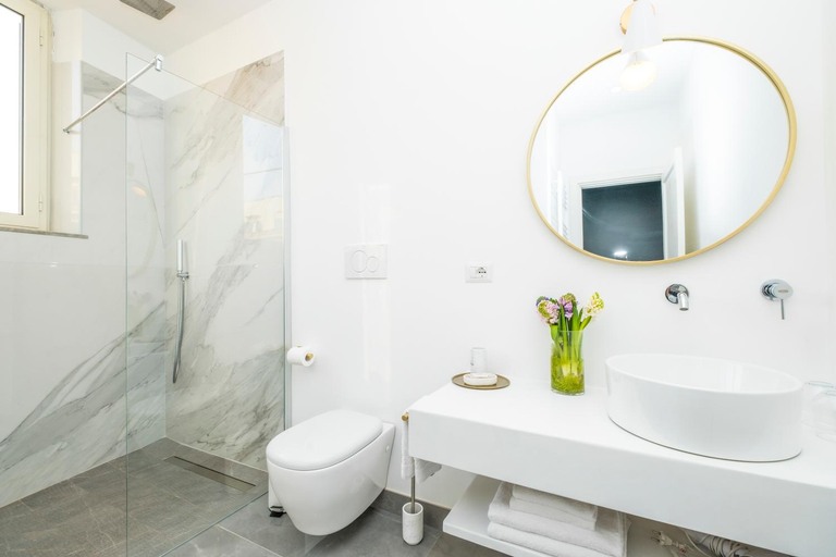 Bathroom 2, The Vista Rooms & Terrace, Roma