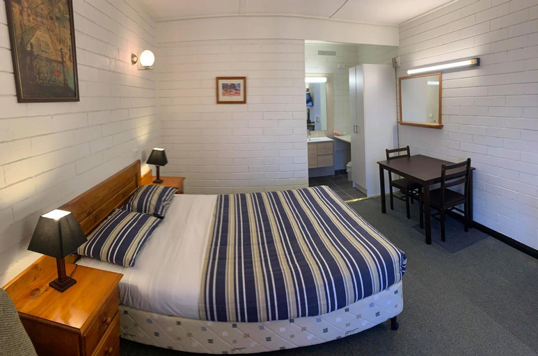 Bedroom 3, Finley Motel, Berrigan