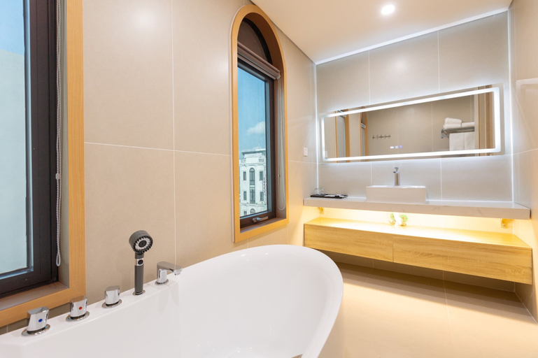 Bathroom 3, Sunshine Apartment Hotel, Móng Cái
