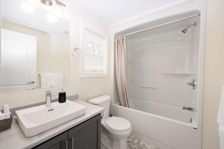 Bathroom, Fiddlers Green Country Cottages, Queens