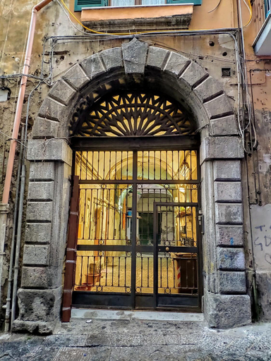 Others 3, Di affreschi e volte, Napoli