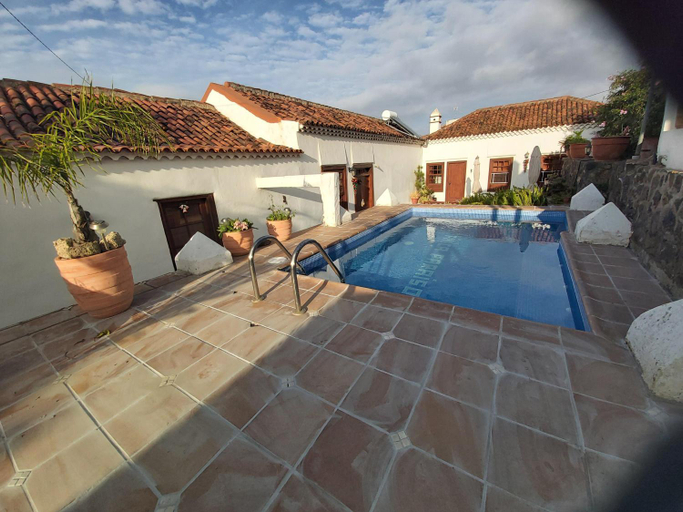 Sport & Beauty 2, Villa-Sleeps4-Parking-Garden-Pool-NearAirport, Santa Cruz de Tenerife