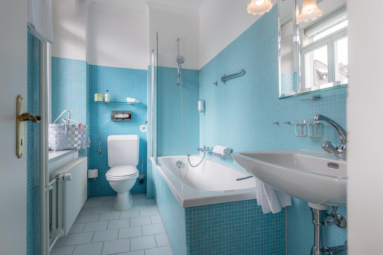 Bathroom 4, Romantik Schweizerhof, Imboden